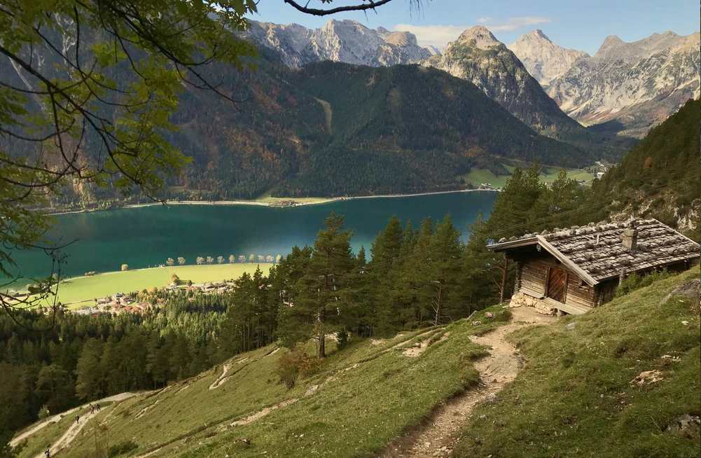 Eine der urigen Hütten in den Brandenberger Alpen