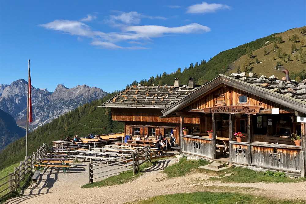 Urige Rofan Hütte - die Dalfazalm mit den Zacken des Karwendel