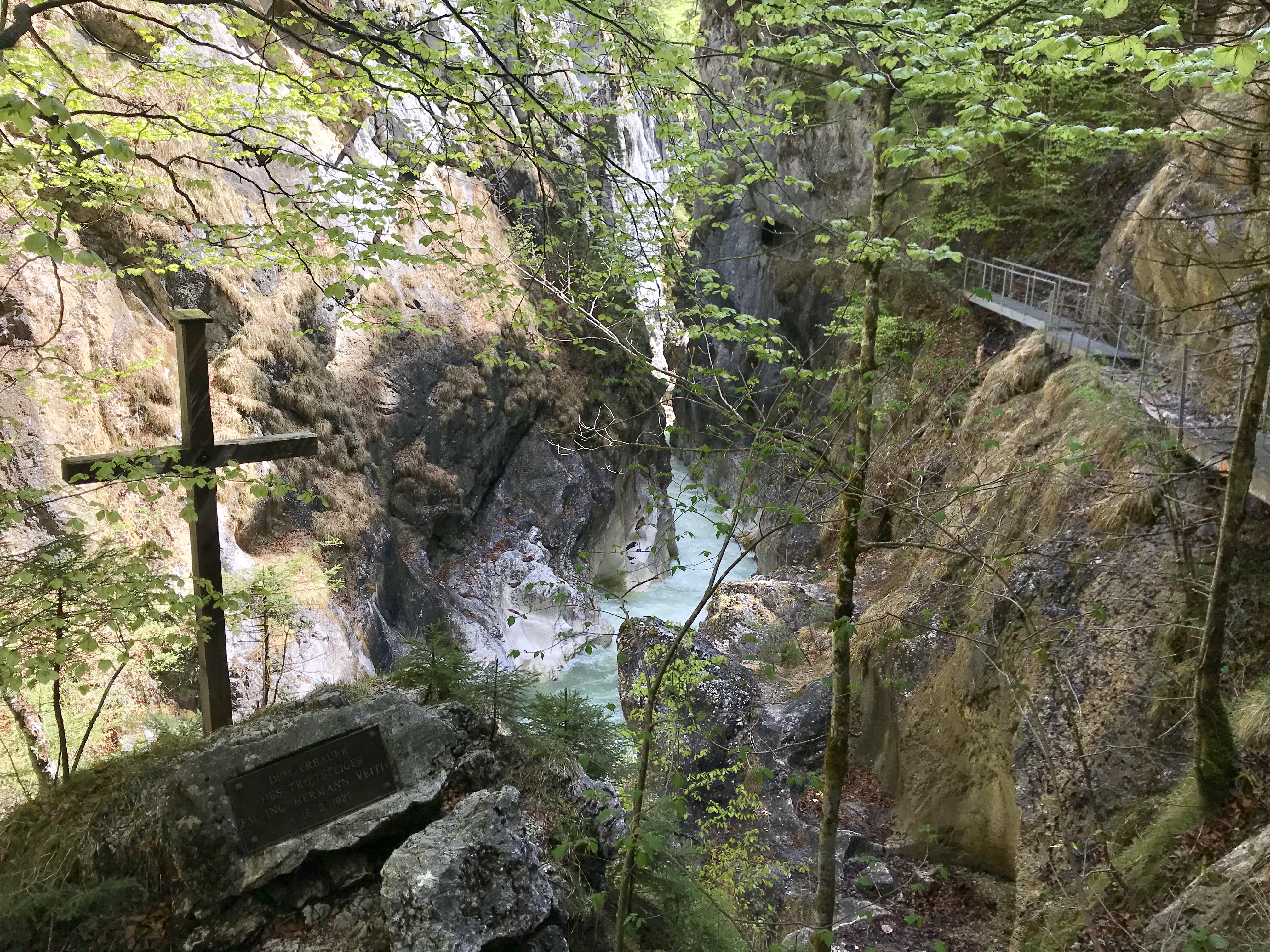 Als Andenken an den Erbauer des Wandersteigs durch die Kaiserklamm gibt es dieses Denkmal.