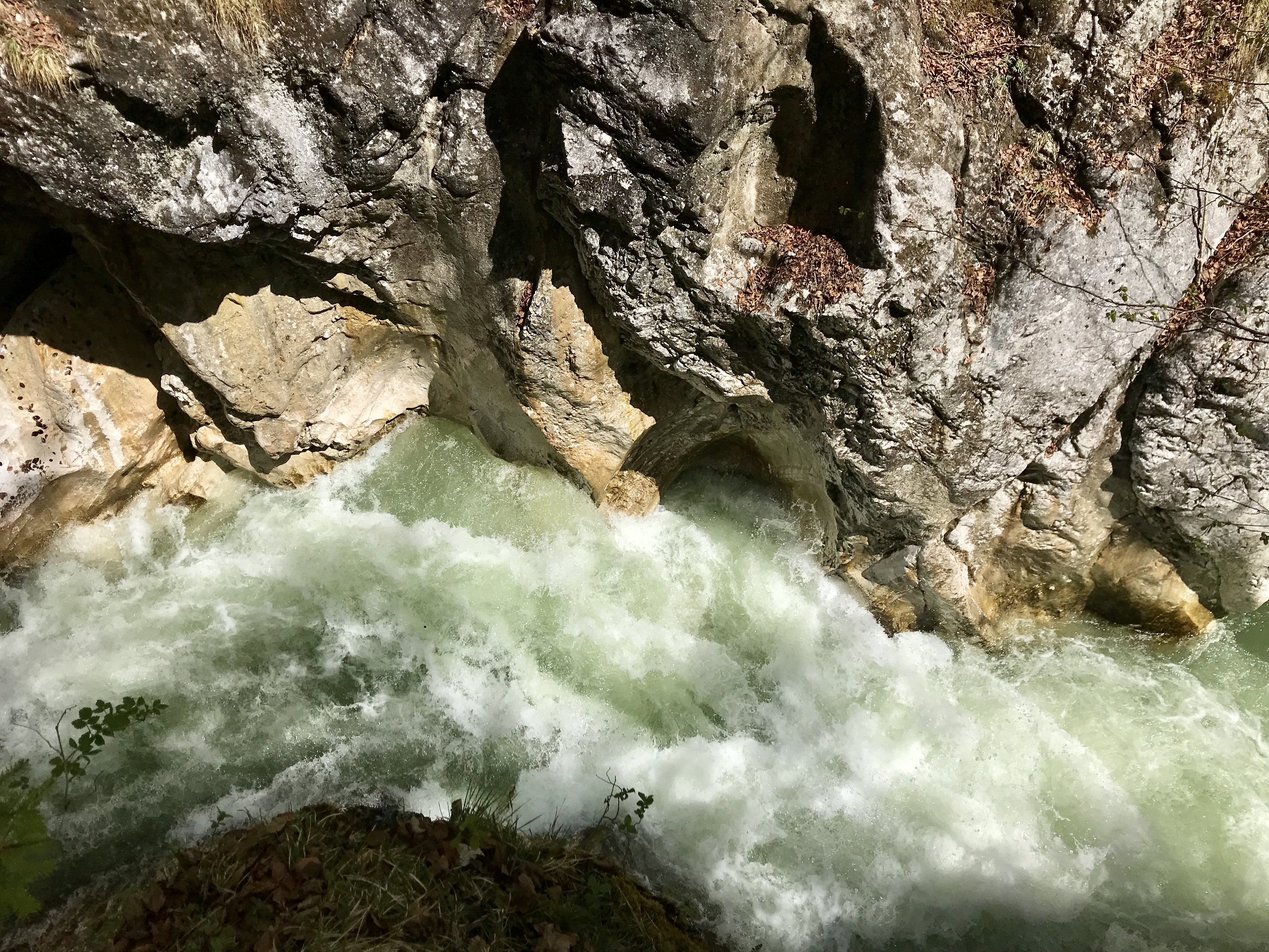 Klamm Kramsach: Das rauschende Wasser in der Kaiserklamm in Tirol