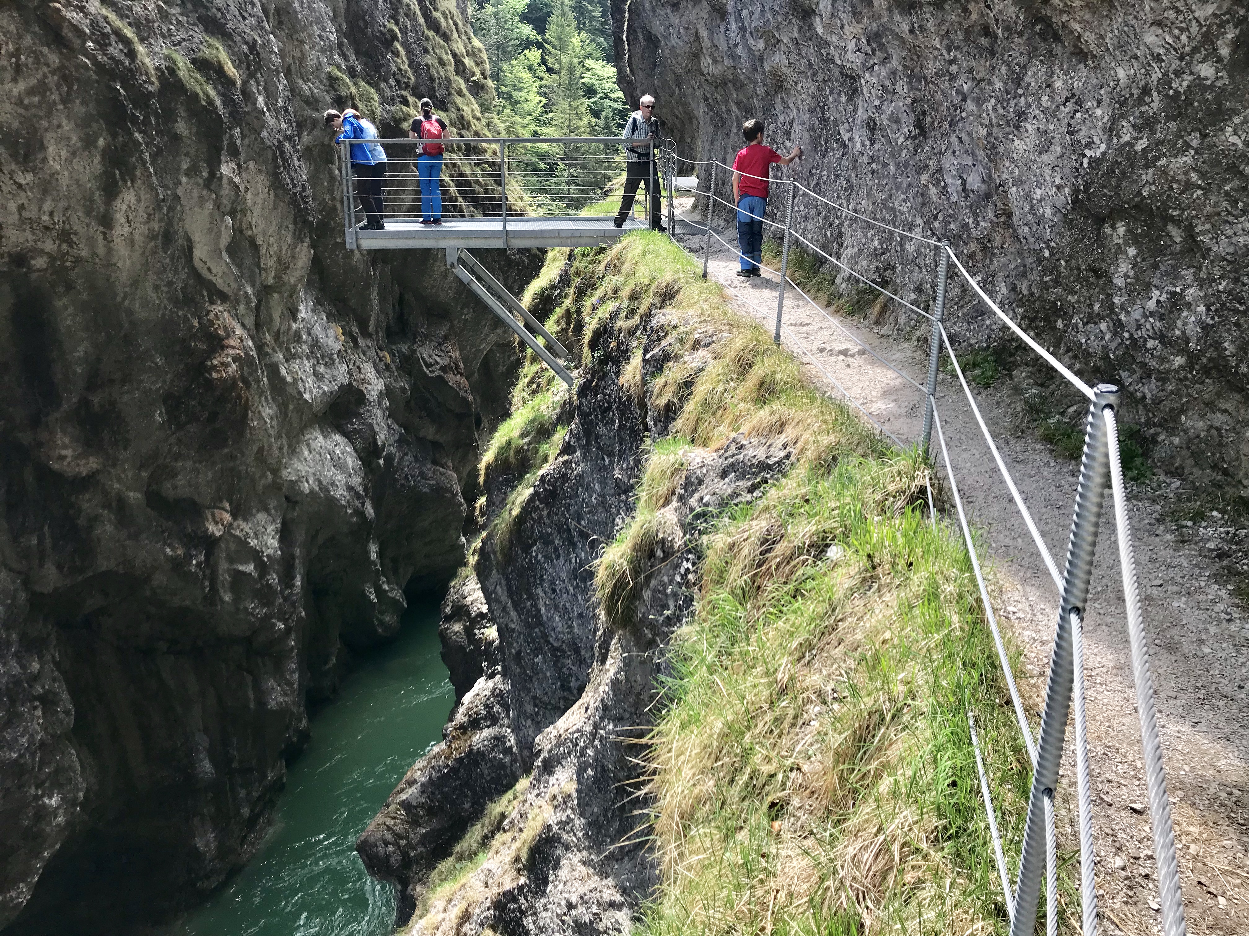 Das ist die Aussichtskanzel bei der Wanderung durch die Tiefenbachklamm in Tirol