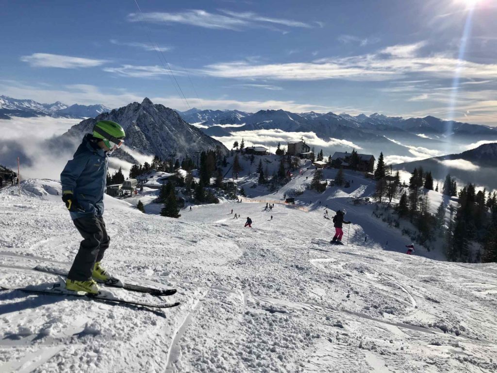 Das Skigebiet Rofan - mit der Rofanseilbahn hinauf ins Rofangebirge und auf sonnigen Pisten hinunter ins Tal fahren