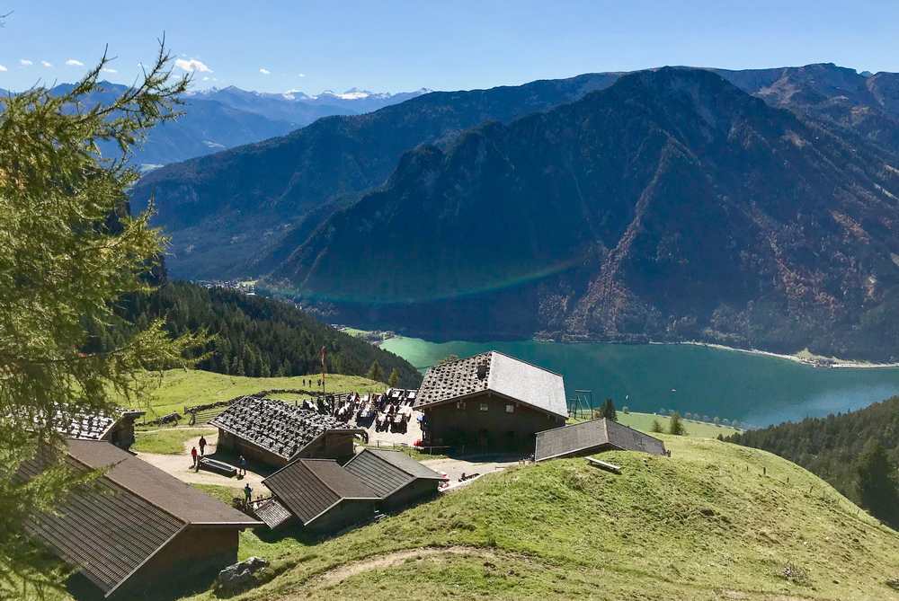 Die schönen Rofan Hütten mit Bergblick - hier die Dalfazalm