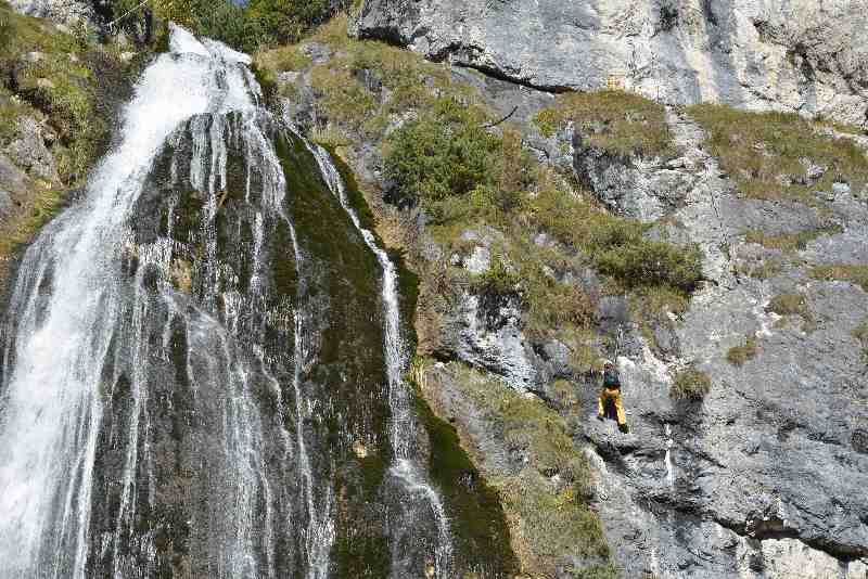 Klettersteig neben dem Dalfazer Wasserfall - kleiner Kletterer mit großem Wasserfall