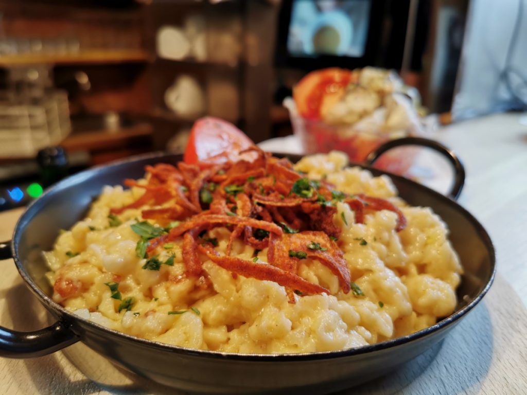 Probier mal die Käsespätzle beim Almstüberl!