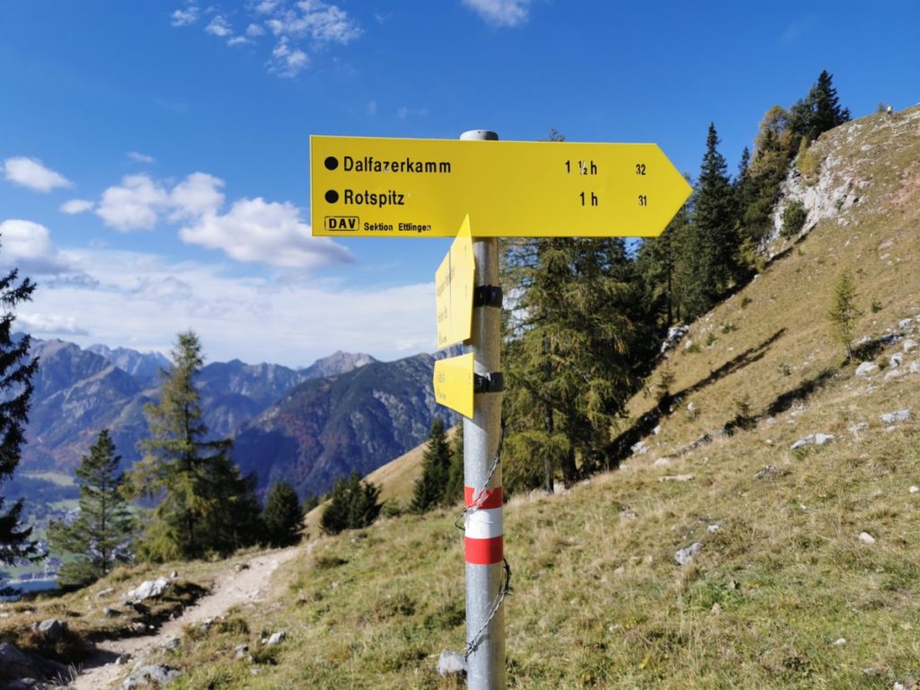 Beim Durrakreuz rechts hinauf zum Dalfazer Kamm wandern