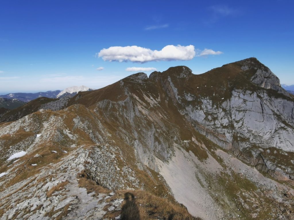 Rechts im Bild das Kreuz am Hochiss - über die Spitzen geht die Wanderung