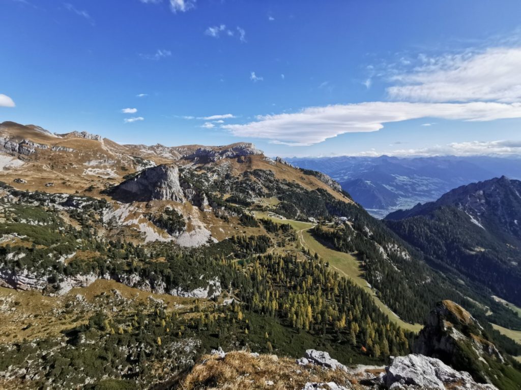 Blick auf das Rofan, hinten das Zillertal mit dem Alpenhauptkamm