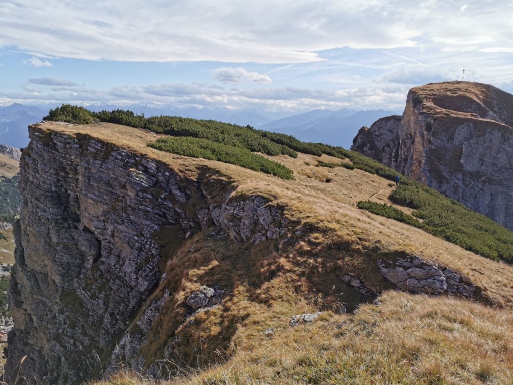 Richtung Hochiss wandern - der Blick zurück zum Dalfazjoch - siehst du den kleinen Wanderer am Weg?