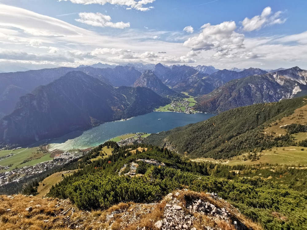 Einer der schönsten Blicke im Rofangebirge: Über den Achensee ins Karwendel