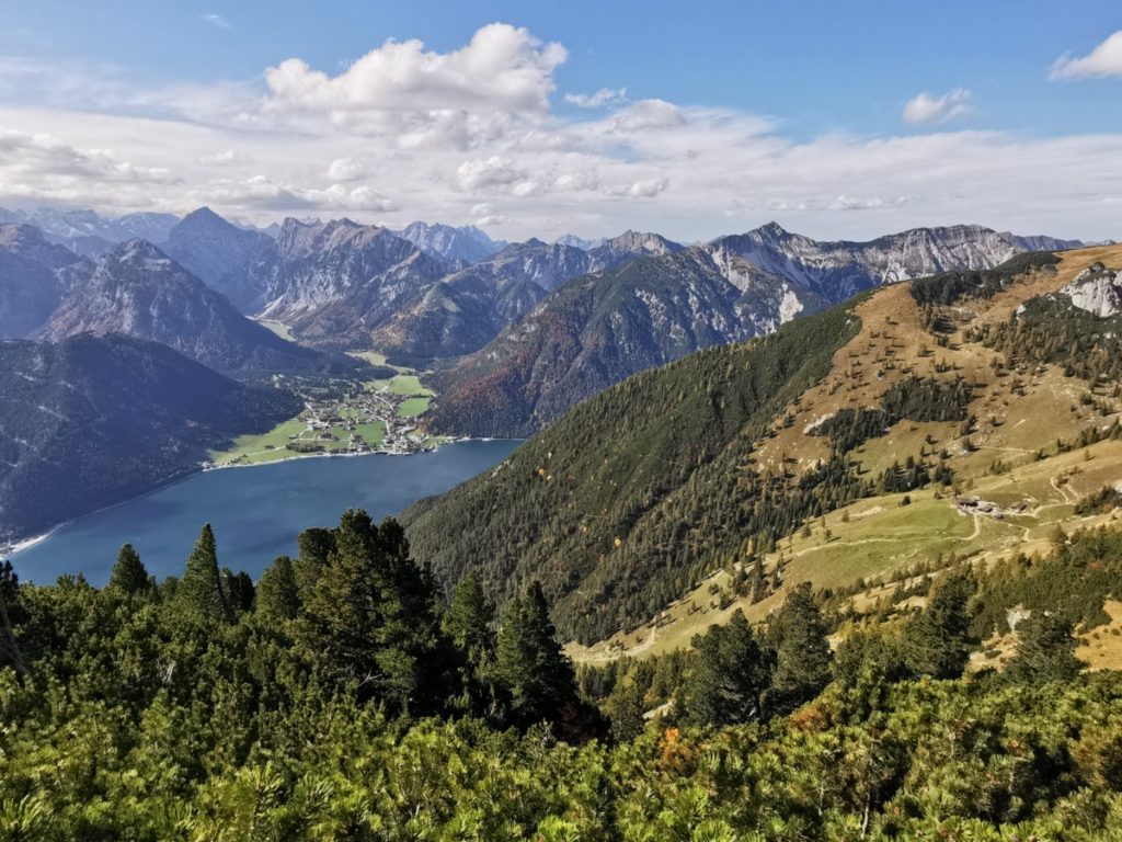 Rofan wandern: Du kannst im Rofangebirge wandern, auf den Achensee schauen mit den Spitzen im Karwendel