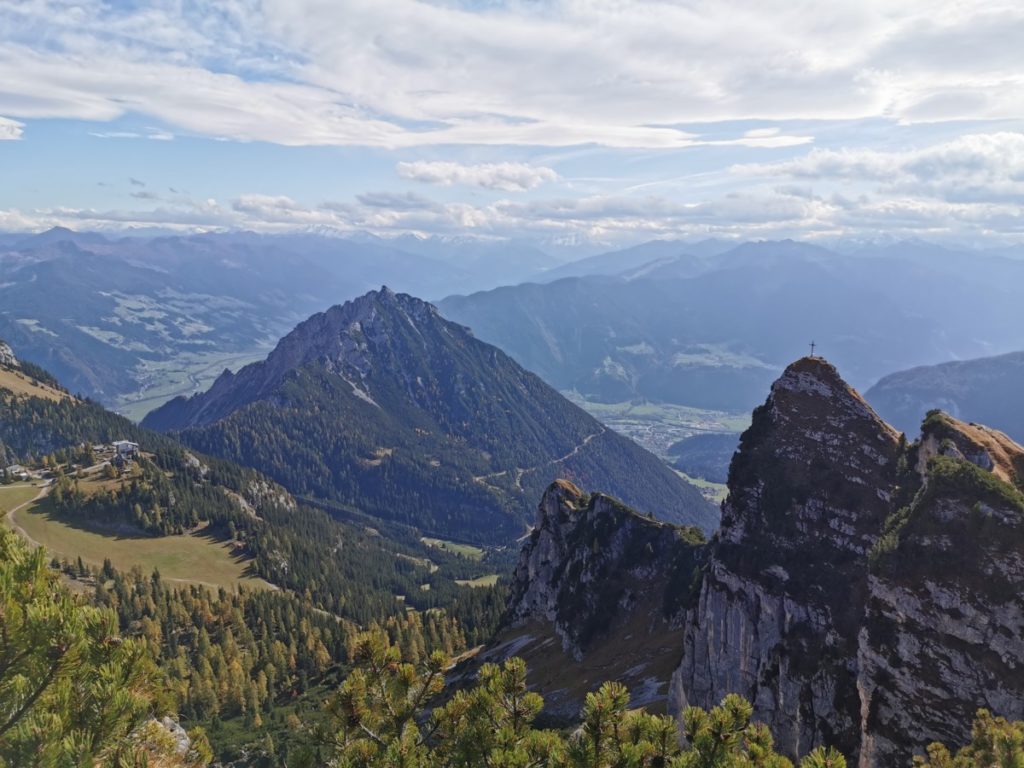 Rofan wandern: Blick zurück auf die Rotspitze (mit dem Kreuz)