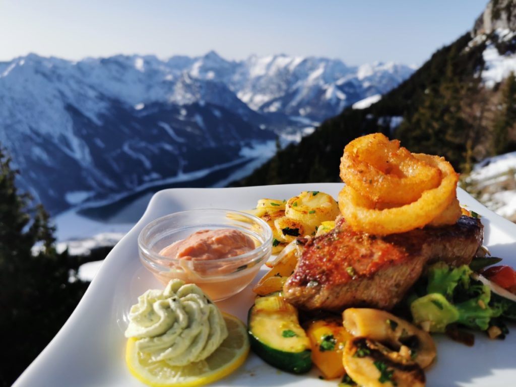 Erfurter Hütte Steak mit Blick auf die Berge