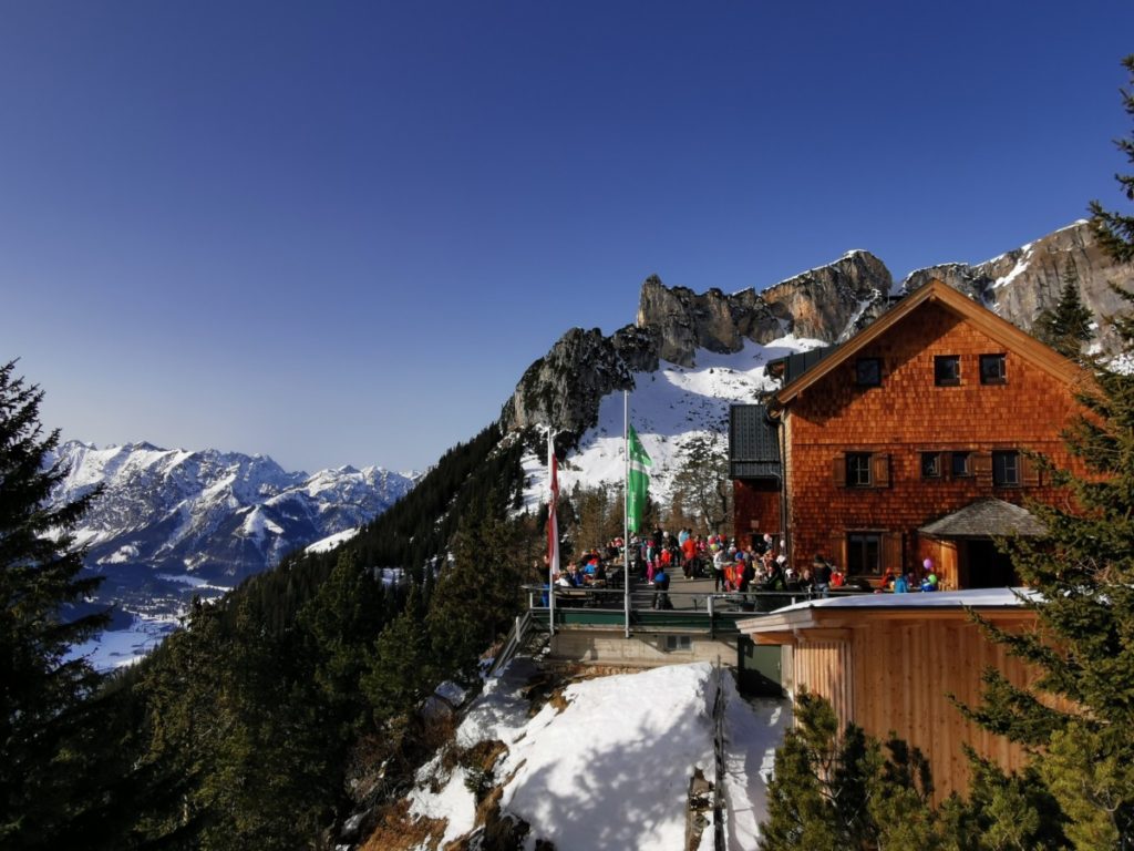 Die Erfurter Hütte - hier startet die Winterwanderung bei der Bergstation der Rofanseilbahn