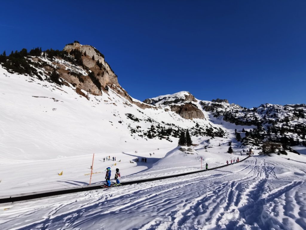 Rofan Winterwanderung - die Kinder fahren auf dem ewig langen Förderband mit Ski oder Schlitten