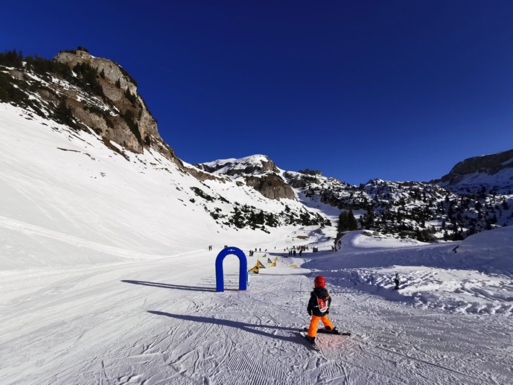 Winterwandern Rofan - nach ein paar Minuten kommst du zum Anfängerhügel - links siehst du hinten im Bild die Menschen beim Winterwandern