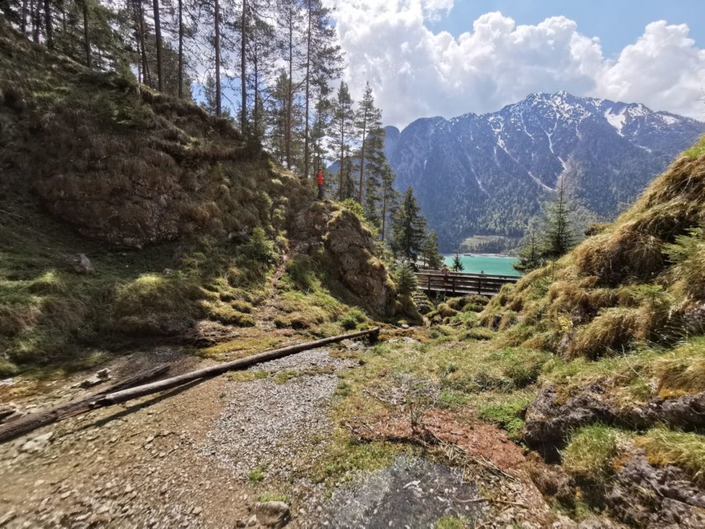 Ausblick vom Buchauer Wasserfall auf den Achensee und das Karwendel