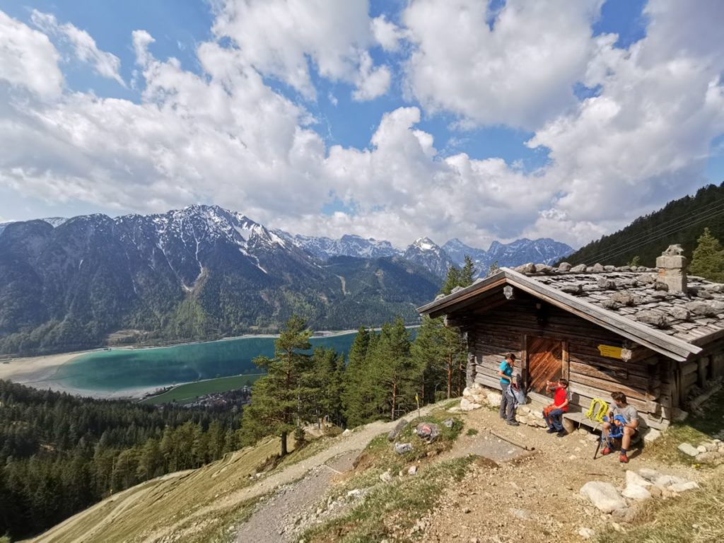 Oberhalb vom Dalfazer Wasserfall mit Blick auf den Achensee zur Dalfazalm wandern