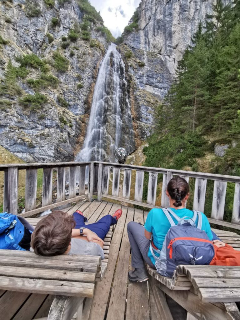 Zwischenstopp auf den Liegen beim Dalfazer Wasserfall