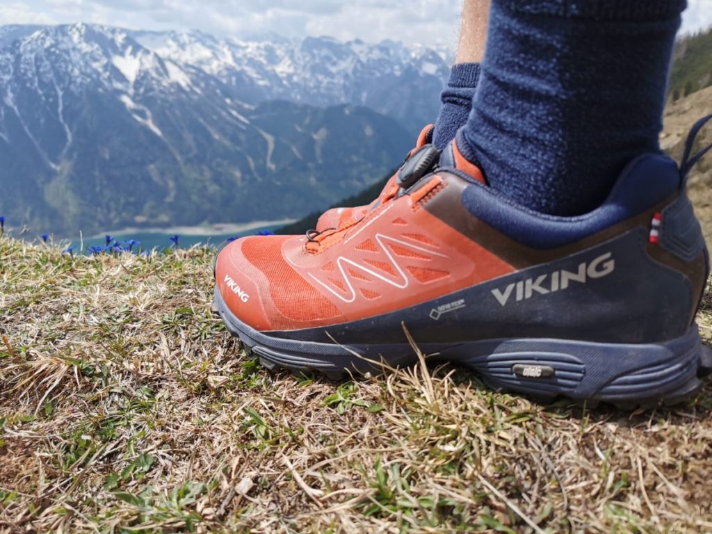 Wir waren mit Viking Wanderschuhen unterwegs - halbhohe Schuhe reichen uns aus, Wanderstiefel wären übertrieben, Turnschuhe fehl am Platz!