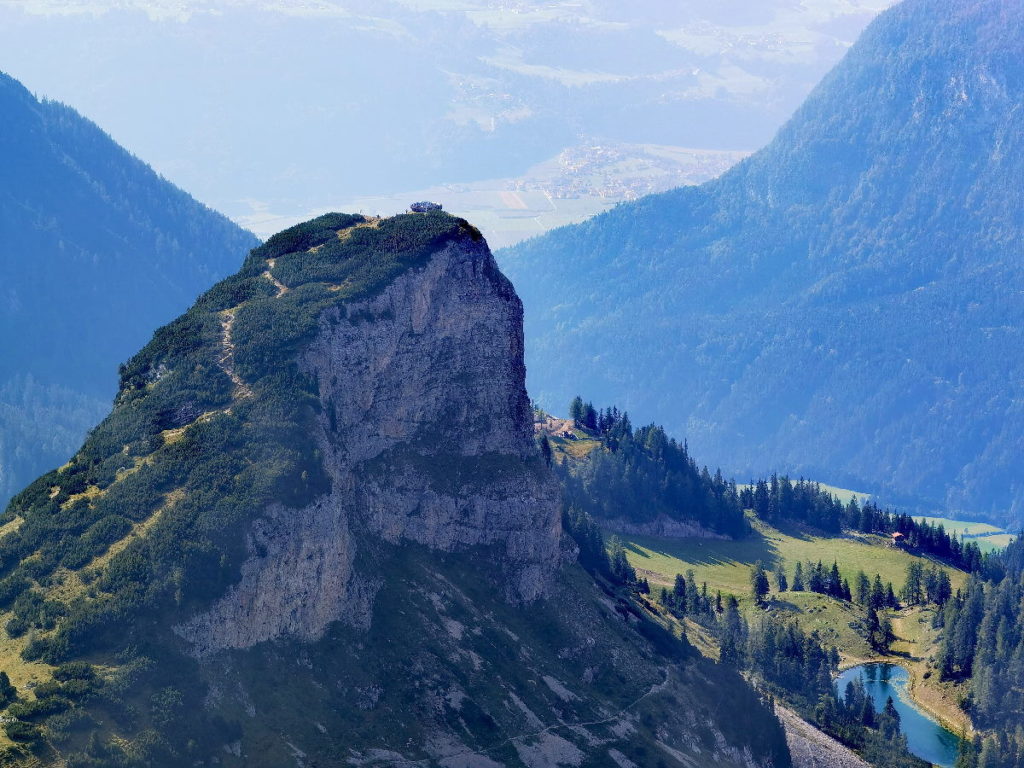 Hier siehst du den Wandersteig auf den Gschöllkopf - oben am Gipfel die Aussichtsplattform