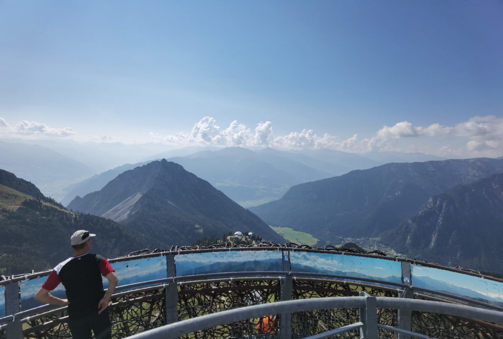 Der Blick vom Rofan über das Karwendel und Inntal auf die Zillertaler Alpen