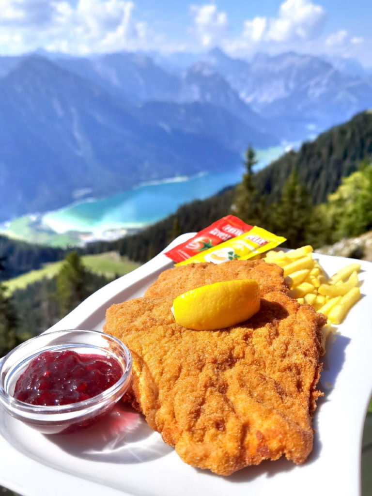 Schnitzel mit Seeblick - auf der Erfurter Hütte