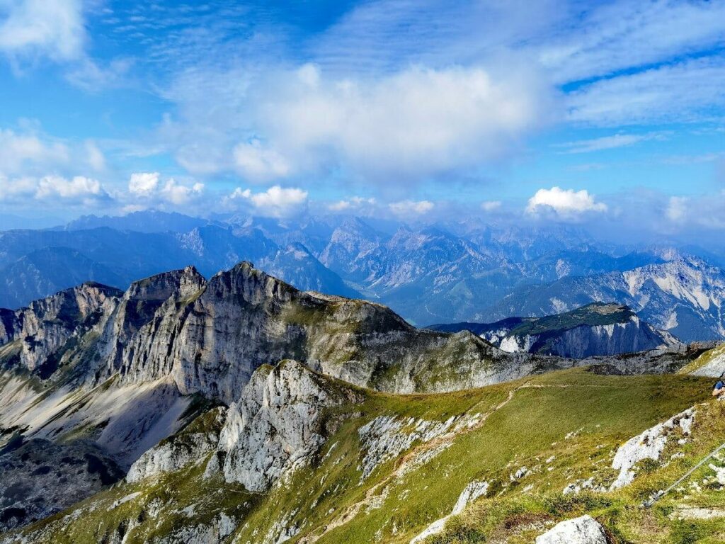 Typische Berglandschaft in den Brandenberger Alpen - mit Blick zum Karwendel