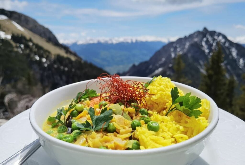 Napalesisches Hüttengericht Dal Bhat im Berggasthof Rofan