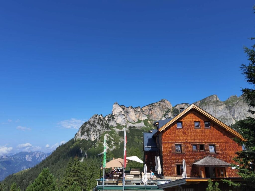 So schön liegt die Erfurter Hütte - Wanderziel und Ausgangspunkt für aussichtsreiche Wanderungen im Rofan