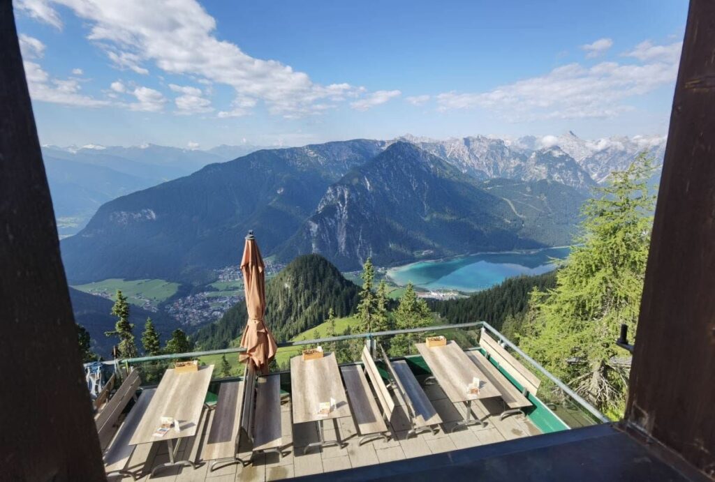 Der Blick aus der Erfurter Hütte auf die Terrasse, den Achensee und das Karwendel