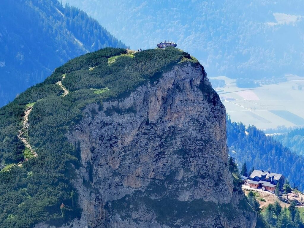 Erfurter Hütte Rofan - direkt hinter der Hütte erhebt sich der Gschöllkopf mit seiner Aussichtskanzel