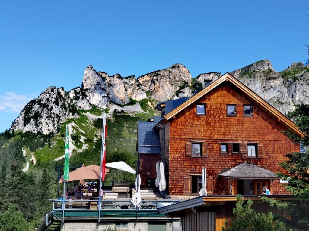 Erfurter Hütte im Rofan mit den Spitzen des Dalfazer Kamms