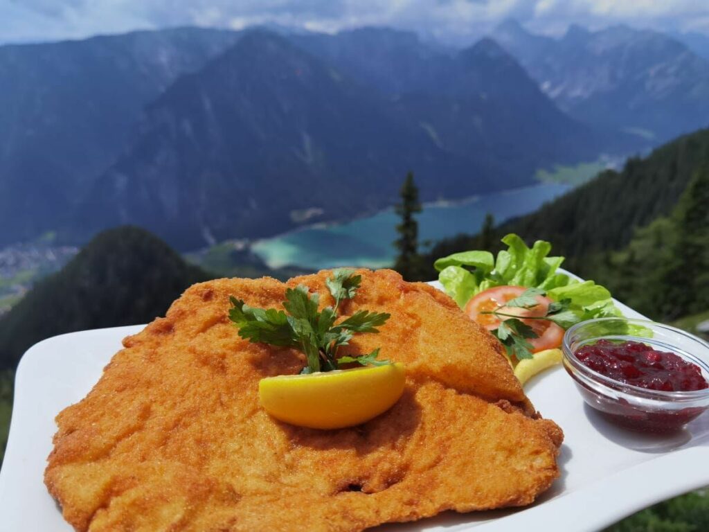 Das Schnitzel auf der Erfurter Hütte ist legendär - samt Ausblick über Achensee und Karwendel