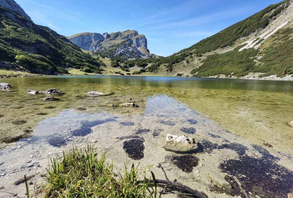 Größter See im Rofan: Der Zireiner See mit Blick auf den Hochiss