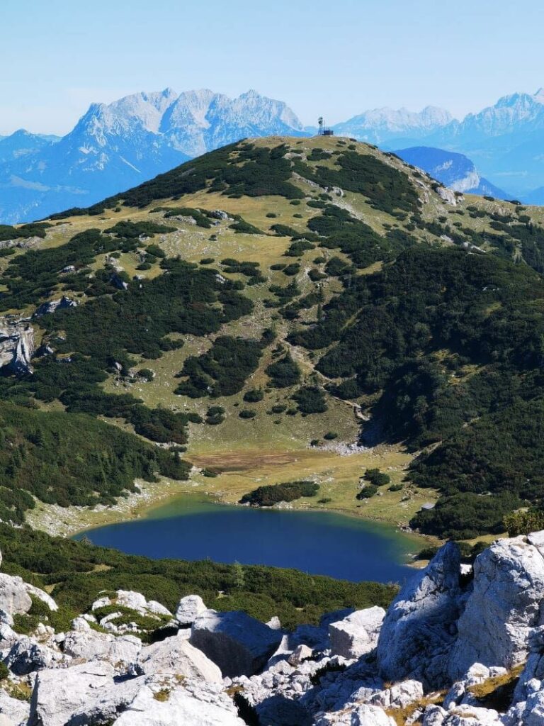 Blick über den Zireiner See auf das Kaisergebirge