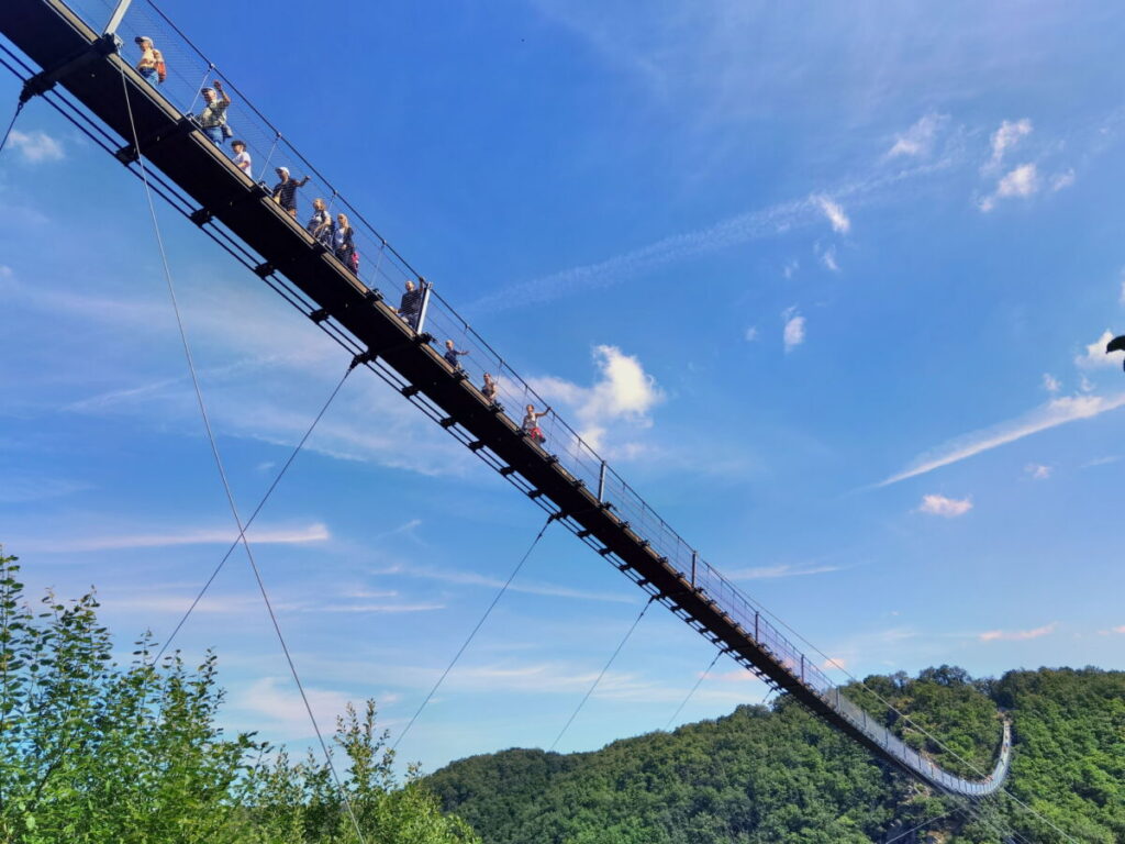 Der Hunsrück ist ein Gebirge in Deutschland, bekannt für seine Geierlaybrücke