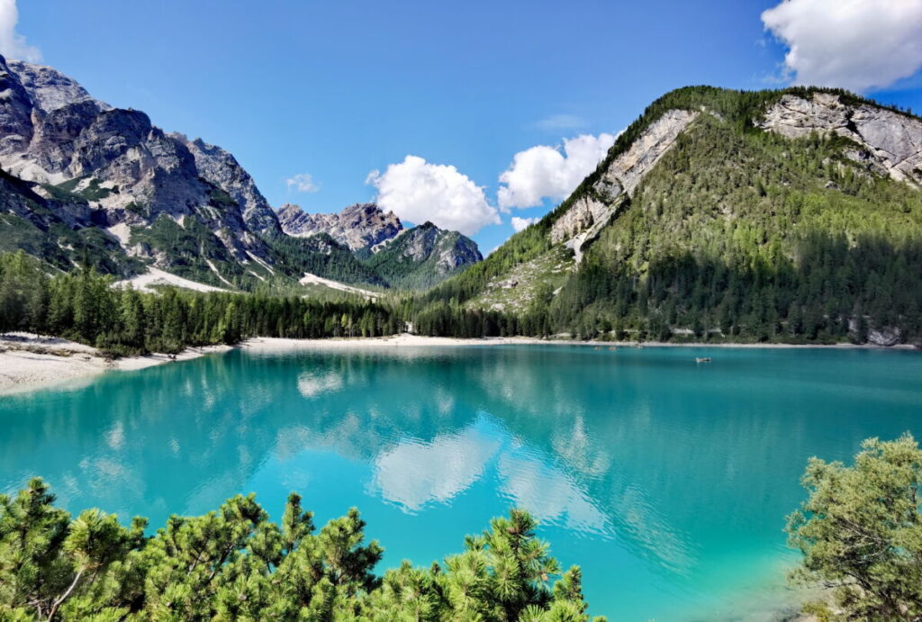 Bekanntestes Gebirge in Italien - die Dolomiten, hier mit dem Pragser Wildsee