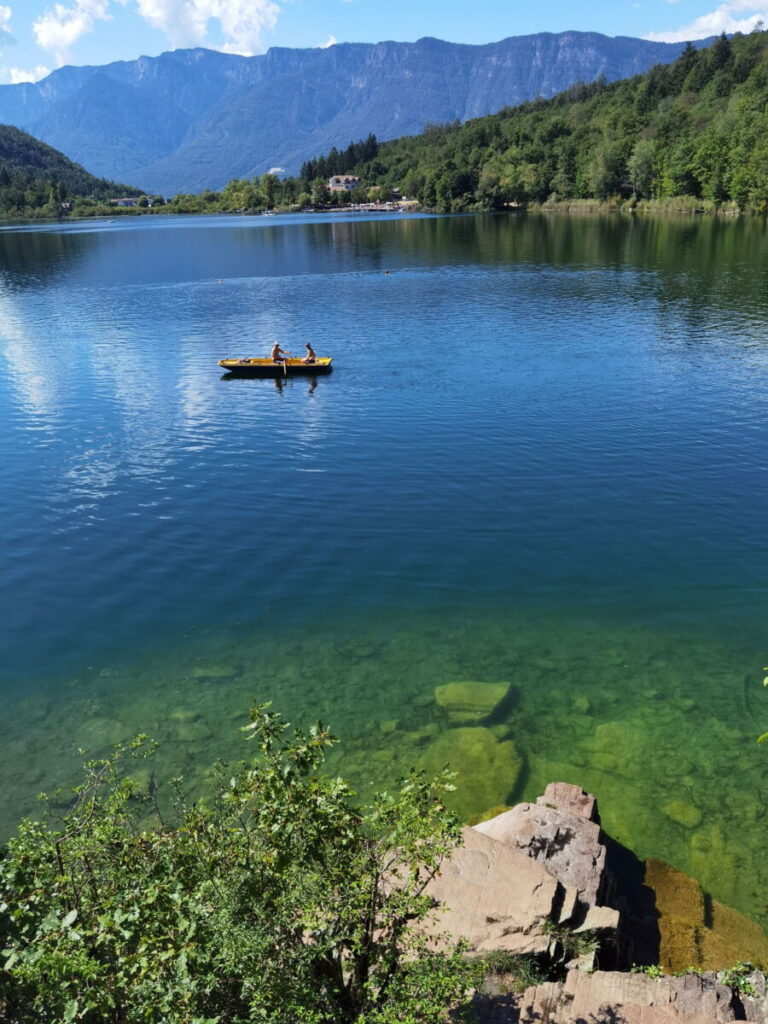 Gebirge Italien mit zwei Seen: Blick über die Montiggler Seen auf das Mendelgebirge