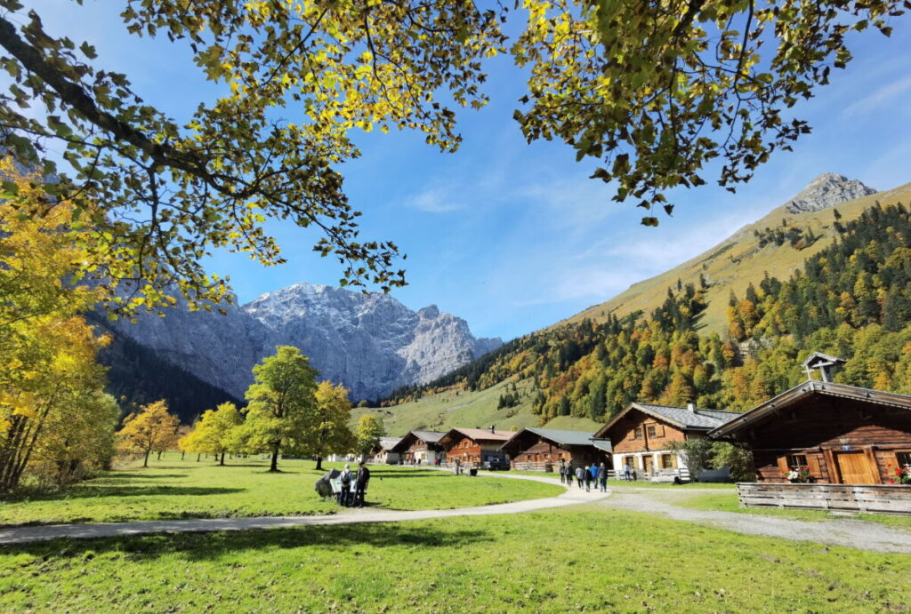 Gebirge Österreich mit gigantischen Gipfeln und urigen Almen - das Karwendelgebirge