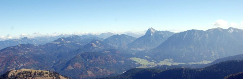 Die Berge rund um Steinberg am Rofan, in der Mitte die Spitze des Guffert