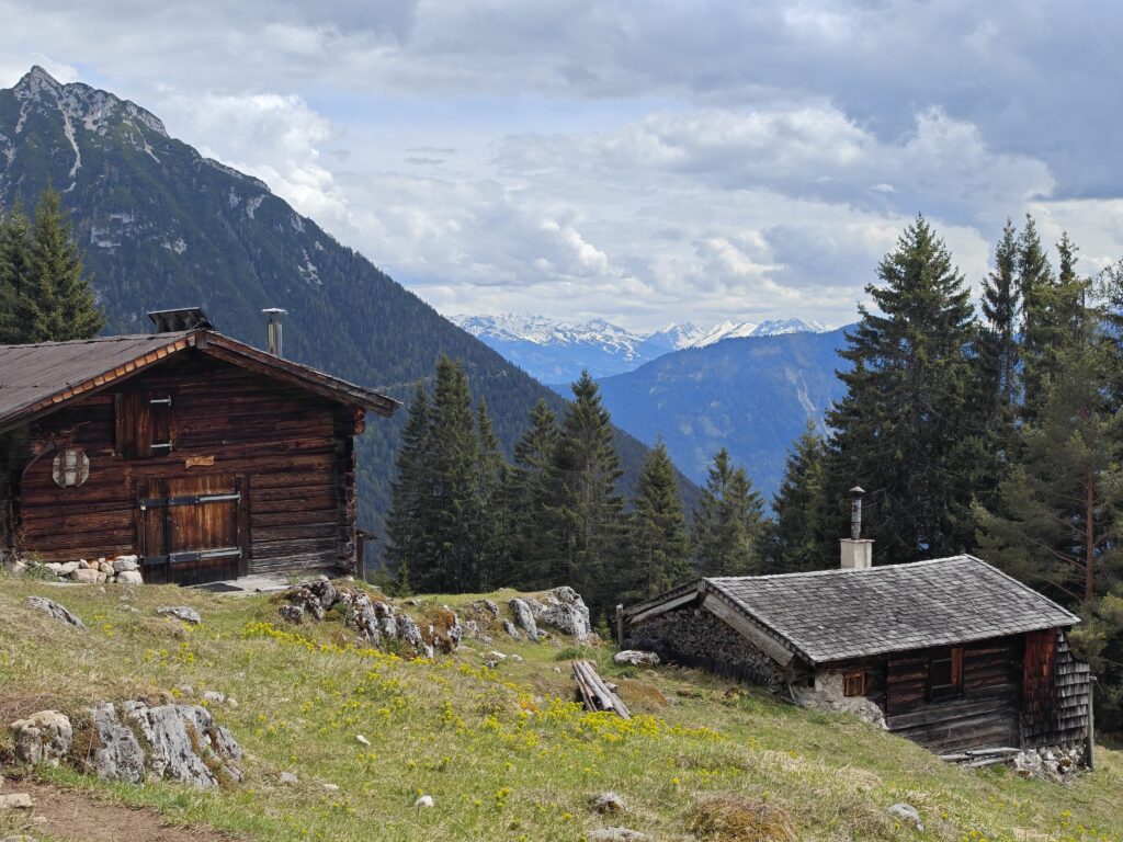 Die beiden Hütten auf der Durra Alm im Rofan