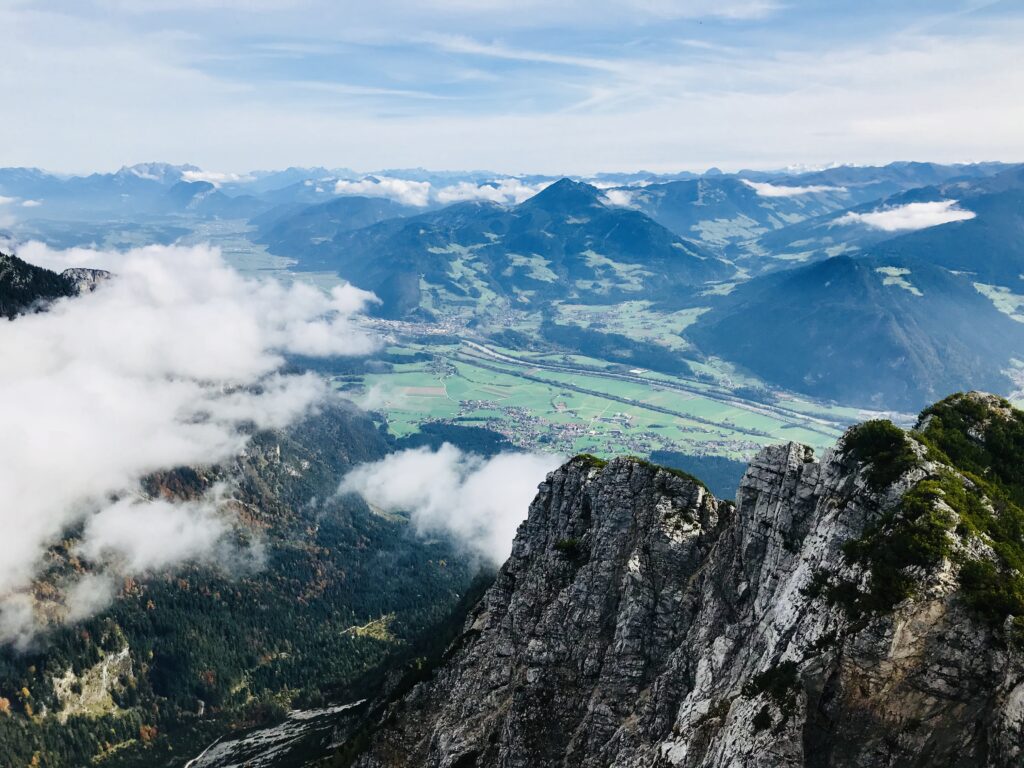 Der schroffe Gipfel am Ebner Joch - mit Blick ins Inntal, Alpbachtal und hinten links das Kaisergebirge