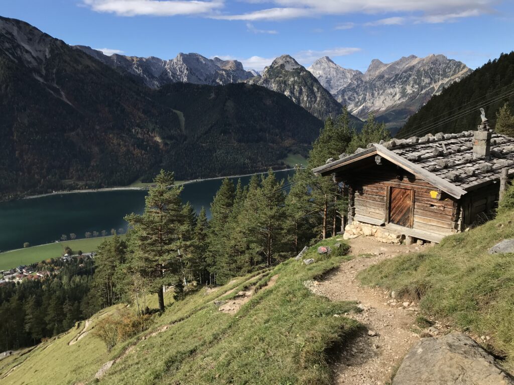 Der berühmte Blick bei der Teisslalm auf den Achensee und das Karwendel